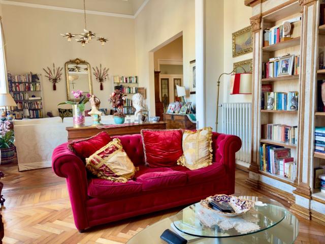 Appartamento in vendita di 330 m² in Viale Antonio Gramsci