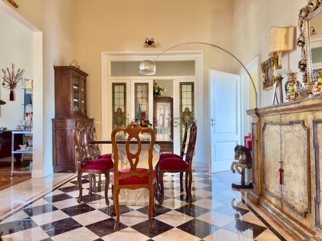 Appartamento in vendita di 330 m² in Viale Bernardo Segni