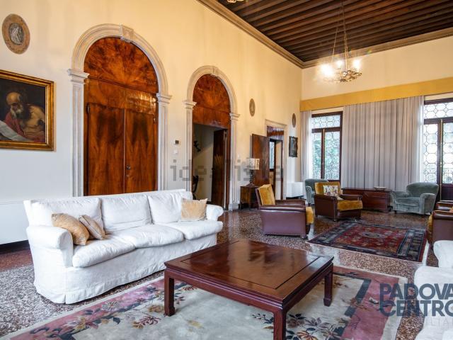 Appartamento in vendita di 330 m² in Piazza del Santo