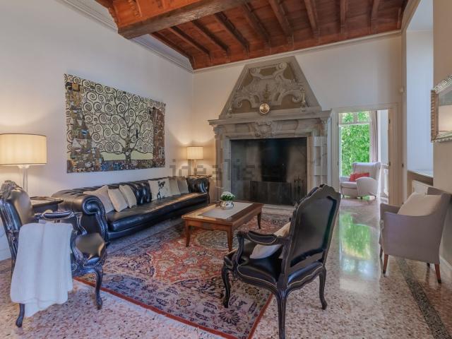Appartamento in vendita di 335 m² in Via Giacomo Matteotti, 16