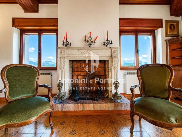 Appartamento in vendita di 338 m² in Via Angelo Cortesi