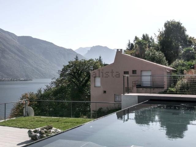 Appartamento in vendita di 340 m² in Via Antica Regina Ponente