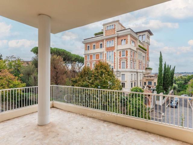 Appartamento in vendita di 340 m² in Via dei Monti Parioli