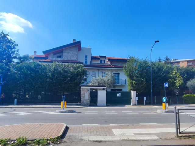 Appartamento in vendita di 347 m² in Via Monte Bianco, 3
