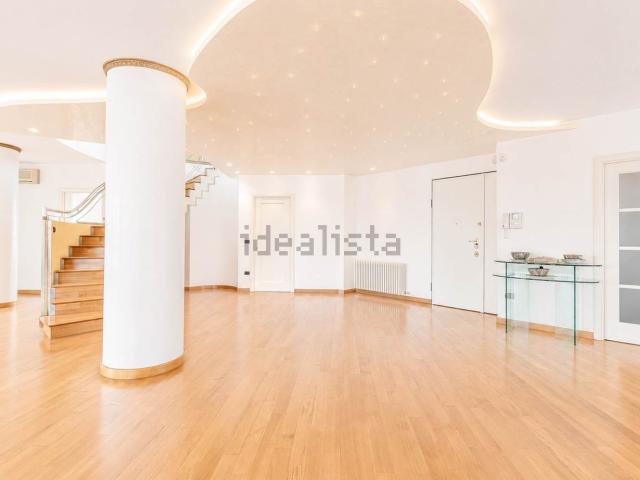 Appartamento in vendita di 348 m² in Via Cristoforo Colombo, 23