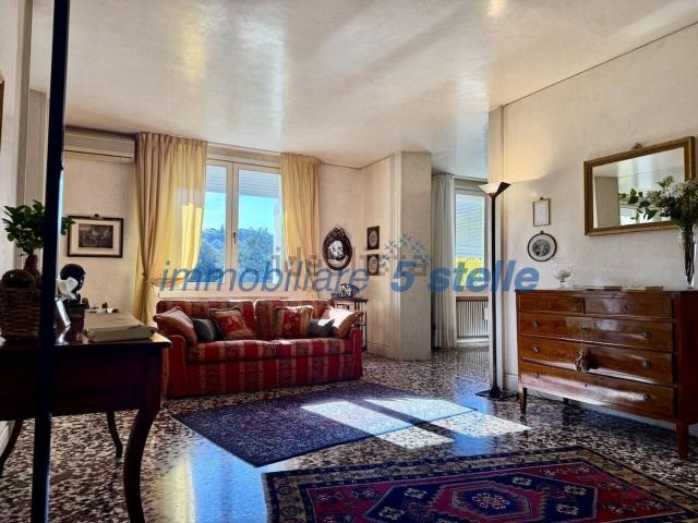 Appartamento in vendita di 350 m² in Viale Giuseppe Verdi, 4