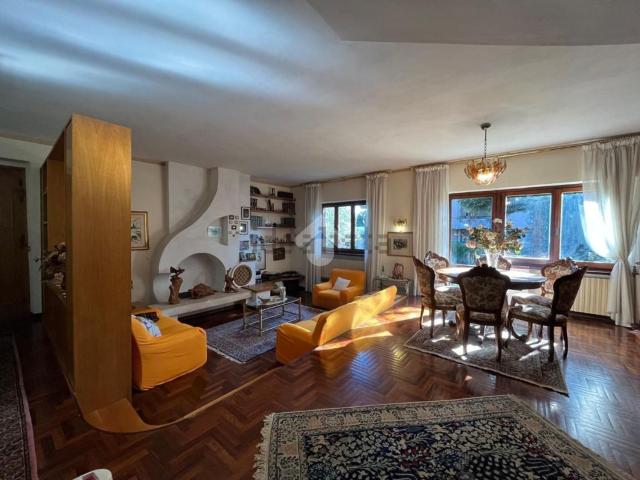 Appartamento in vendita di 357 m² in Via degli Ulivi, 41
