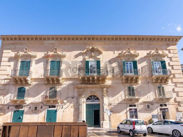 Appartamento in vendita di 365 m² in Corso Umberto I, 228