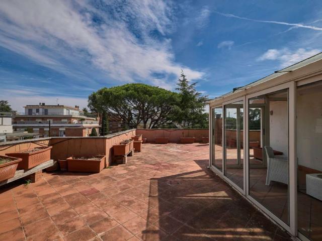 Appartamento in vendita di 370 m² in Via Cassia