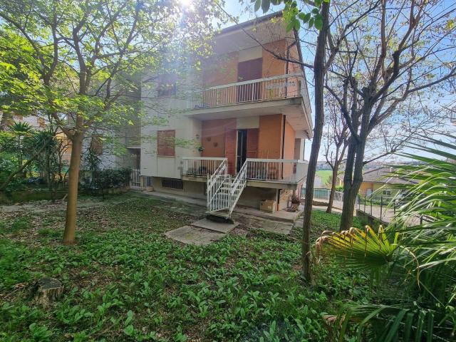 Appartamento in vendita di 370 m² in Via Isaia Billè