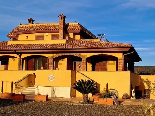 Appartamento in vendita di 370 m² in Via Rolando Carlevaro