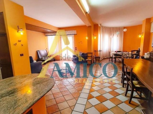 Appartamento in vendita di 390 m² in Via Falcone Morvillo, 64