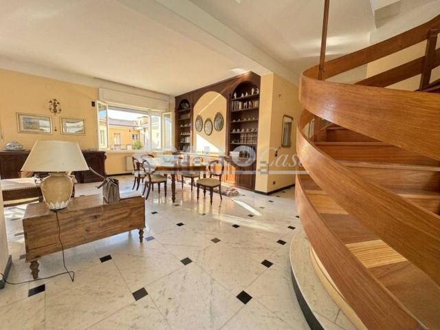 Appartamento in vendita di 395 m² in Via Nicola Parisio, 17