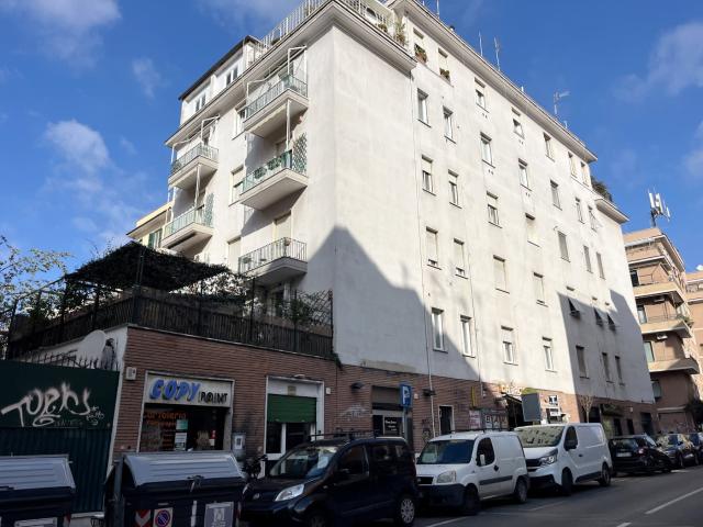 Appartamento in via Edoardo Jenner 20, Roma, RM