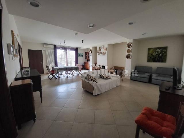 Appartamento in villa via Martiri di Palermo 59, Trani