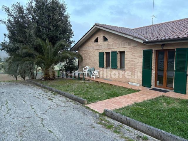Appartamento in villa via Cameranense 63, Camerano