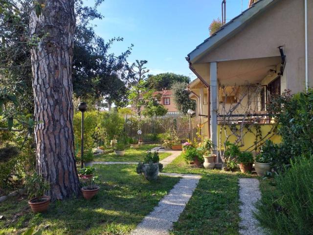 Appartamento in villa via Rimini 16, Lido di Cincinnato Sirene, Anzio