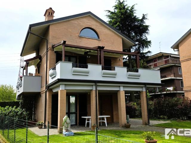 APPARTAMENTO INDIPENDENTE in VENDITA a TREZZO SULL'ADDA di 5 vani