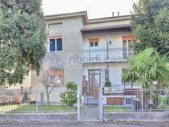 APPARTAMENTO INDIPENDENTE in VENDITA a VERANO BRIANZA di 6 vani