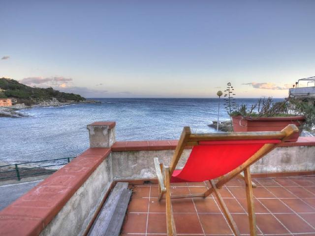 APPARTAMENTO INDIPENDENTE in VENDITA a CAMPO NELL'ELBA MARE di 3 vani