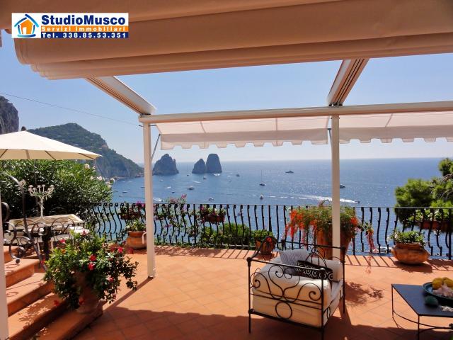 APPARTAMENTO INDIPENDENTE in VENDITA a CAPRI di 6 vani