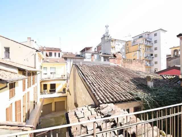 APPARTAMENTO INDIPENDENTE in VENDITA a PIACENZA CENTRO STORICO di 6 vani