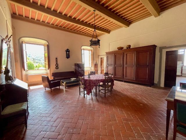 APPARTAMENTO INDIPENDENTE in VENDITA a PIETRASANTA COLLINA di 6 vani