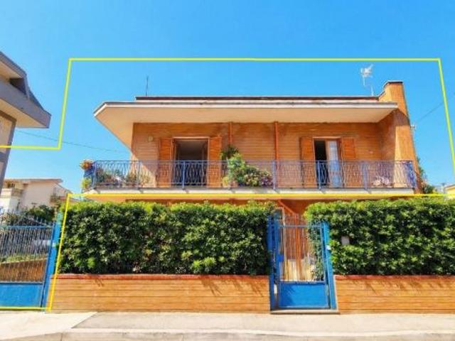 APPARTAMENTO INDIPENDENTE IN ZONA CENTRALE MONDRAGONE V3238