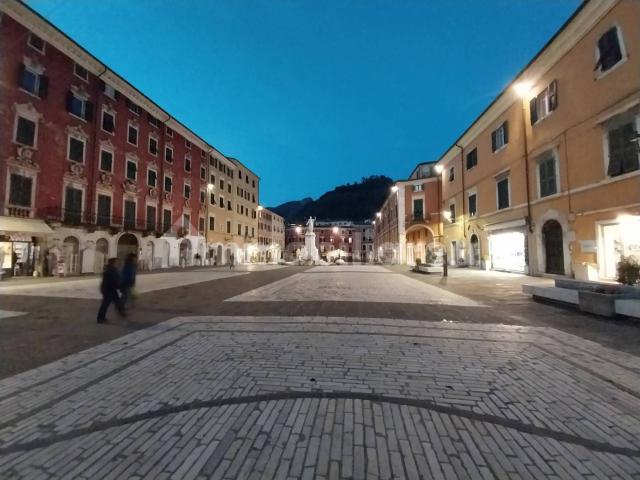 Appartamento ottimo stato, su più livelli, Marina di Carrara, Carrara