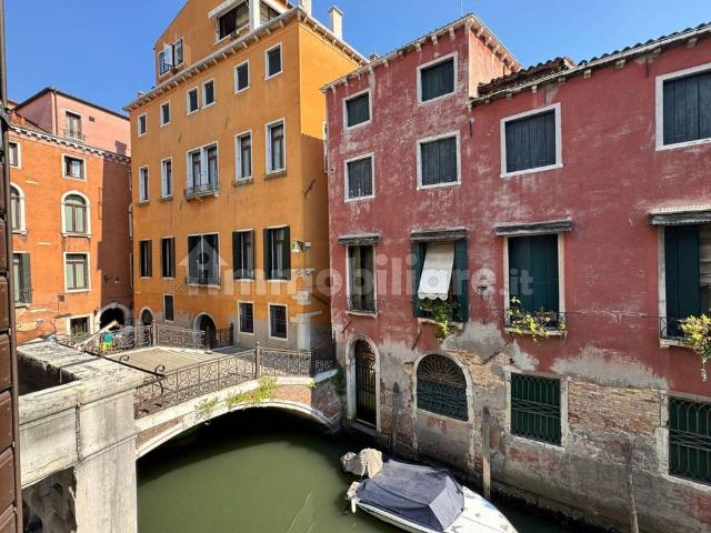 Appartamento ottimo stato, su più livelli, Santi Giovanni e Paolo Santa Maria Formosa, Venezia