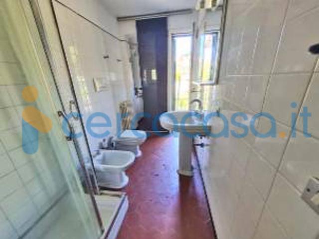 Appartamento su 3 livelli, locazione 4+4, vista mare, giardino, terreno, posto auto