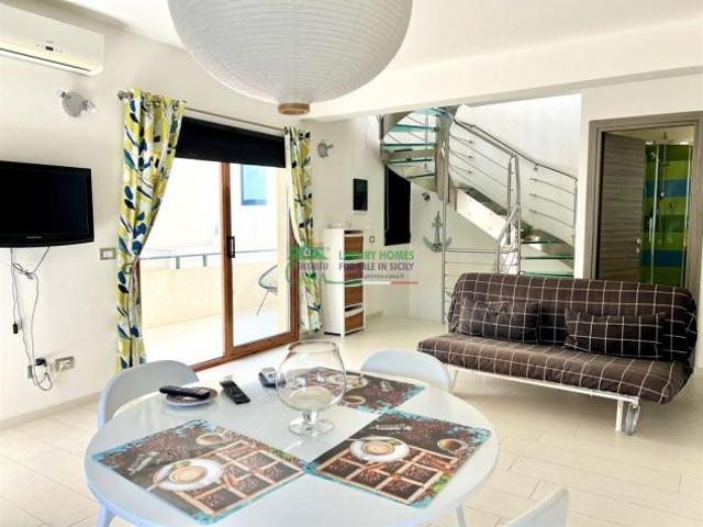 Appartamento su Due Livelli a Marina di Ragusa Prima Fila sul Lungomare