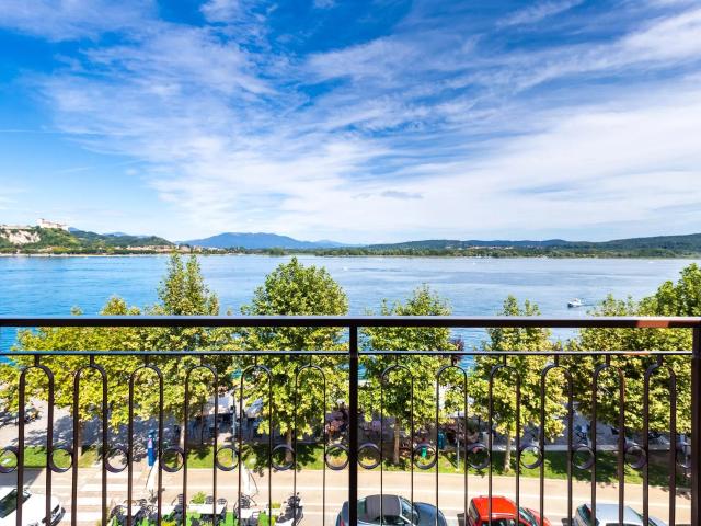 Appartamento su due livelli, ristrutturato nel 2012 con gran. m² Arona