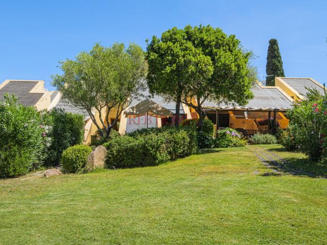Appartamento su due piani in residence con piscina, a due pa. 89m² Porto Rotondo