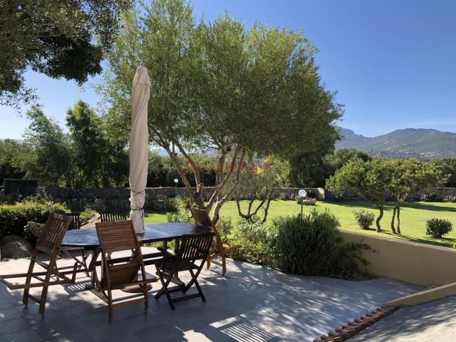 Appartamento su due piani in residence con piscina, a due pa. 89m² Porto Rotondo