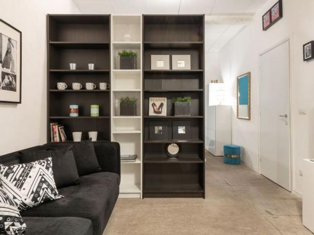 Appartamento posto al piano terra interno cortile, con ingresso indipendente su cortile di pertinenza all'appartamento, è così composto, ingresso su soggiorno che divide dalla zona notte da parete in legno attrezzata a libreria, cucinotto separato, bagno