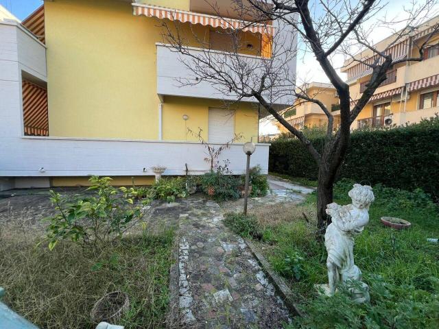 Appartamento piano terra in vendita a Viareggio, Terminetto