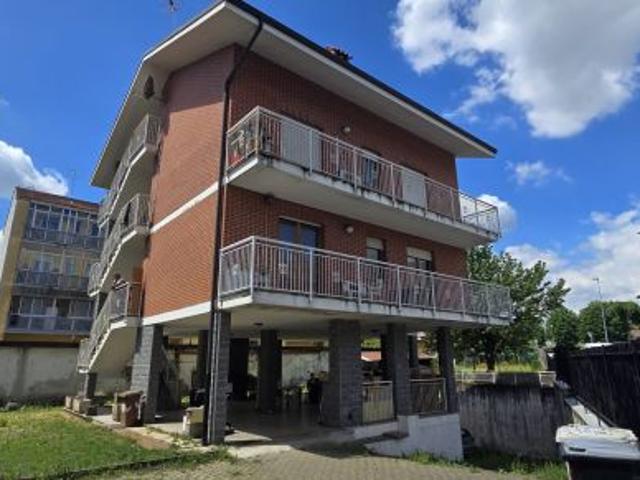 Appartamento quadrilocale con ampia autorimessa e giardino a Grugliasco