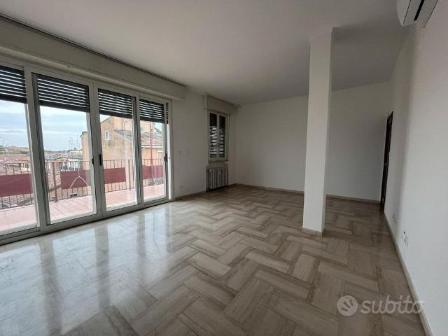 Appartamento ristrutturato con terrazza centro F