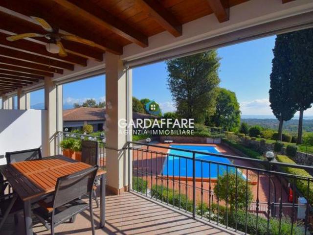 APPARTAMENTO TRILOCALE AL PRIMO PIANO D’ANGOLO CON STUPENDA VISTA LAGO A POLPENAZZE DEL GARDA