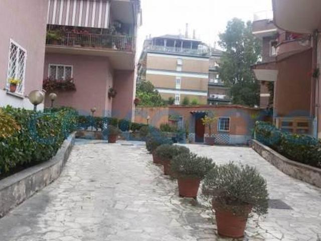 Appartamento Trilocale in ottime condizioni in affitto a Roma