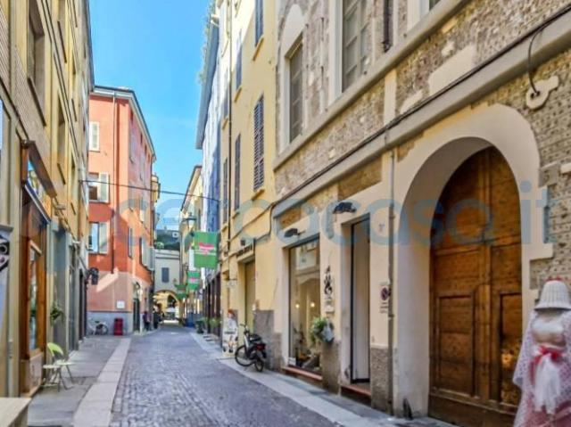 Appartamento Trilocale in ottime condizioni, in affitto in Borgo Angelo Mazza 9, Parma