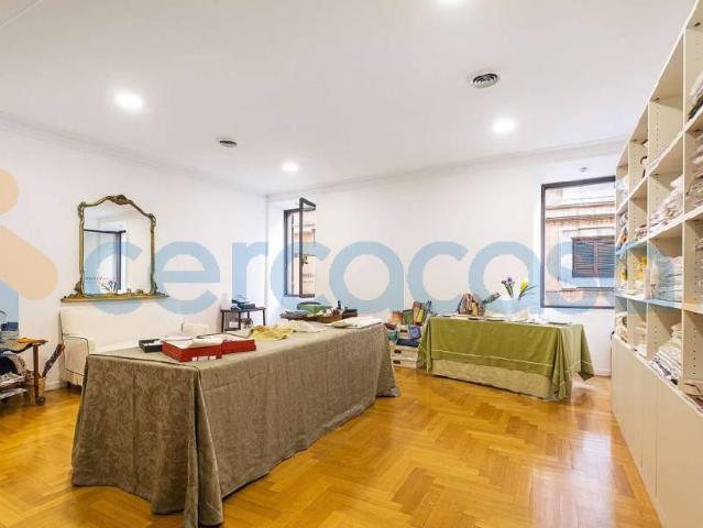 Appartamento Trilocale in ottime condizioni, in affitto in Via Frattina 80, Roma