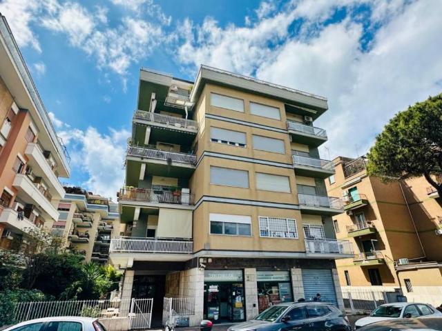Appartamento TRILOCALE in affitto a Roma Rm