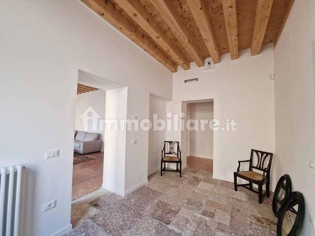 Appartamento via Sant'Anna, Centro, Bassano del Grappa