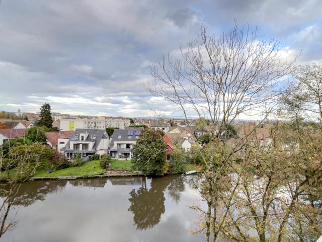 Appartement 4/5 pièces 109,10 m2 lumineux au 5ème et dernier étage avec balcon 14,17 m2 et vue dégagée
