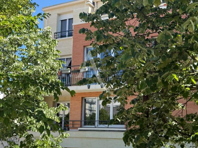 Appartement 4 pièce s _traversant_82m²_terrasse_parking_cave_vues dégagées