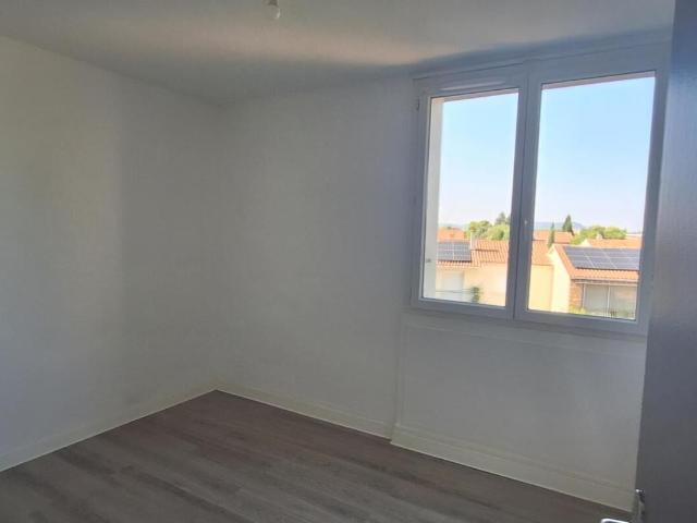 Appartement 4 pièces, 66 m² à louer à Laudun l'Ardoise 30290