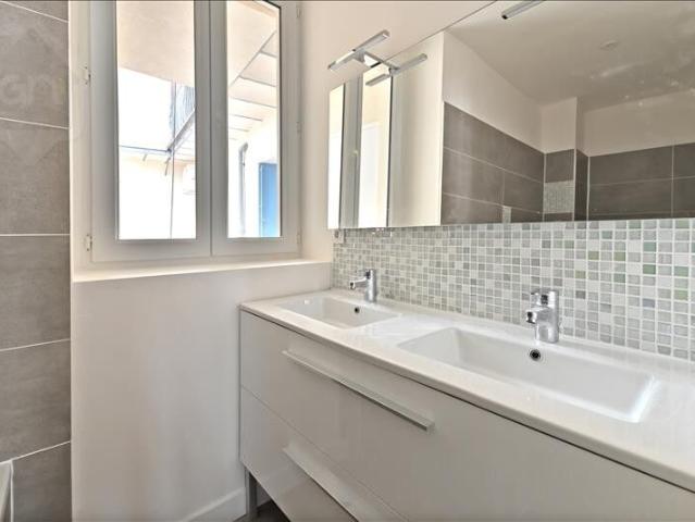 Appartement 4 pièces, 87 m² à louer à Nîmes 30900