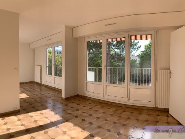 Appartement 4 pièces, 2 ou 3 chambres avec balcon, place de park